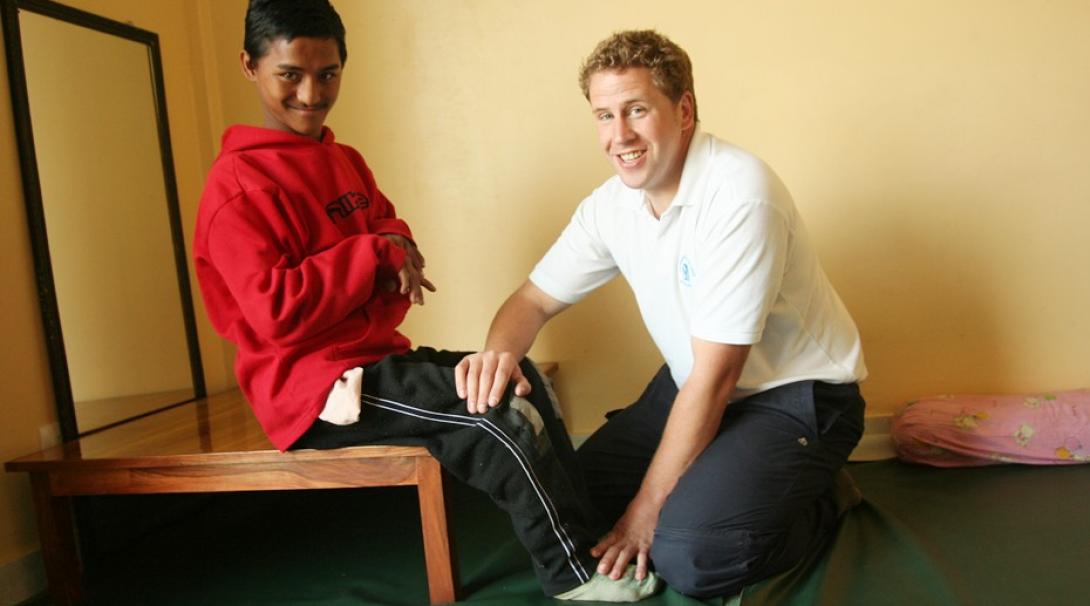 ネパールの青年へのリハビリをアシストする理学療法インターン ネパールの青年へのリハビリをアシストする理学療法インターン